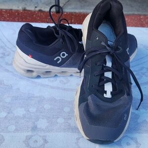 On Cloud runner Men’s 9.5 Black White Gray Cloudtec Running Shoes